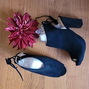 CHASE AND CHLOE Marcy Cutout Bootie